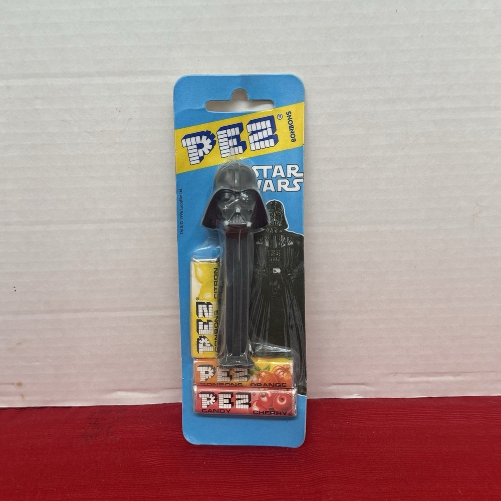 Vintage‎ Darth Vader PEZ Candy Dispenser Star Wars 1996 on Blue Card NEW In Pkg.